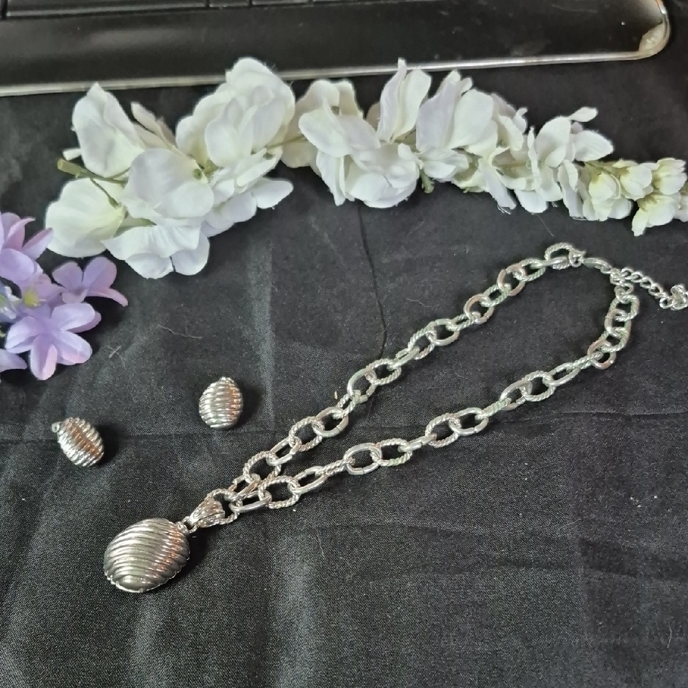 Classic Silver Ribbed Pendant Necklace with Matching Earrings